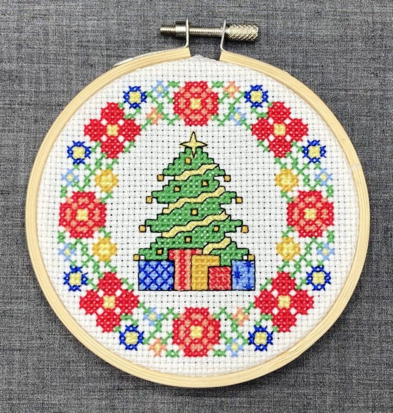 Christmas Wreath PDF Cross Stitch Pattern: Christmas Tree card or decoration