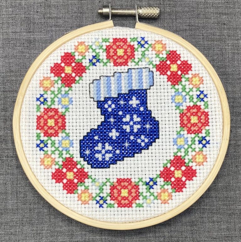 Christmas Wreath PDF Cross Stitch Pattern: Christmas Stocking card or decoration